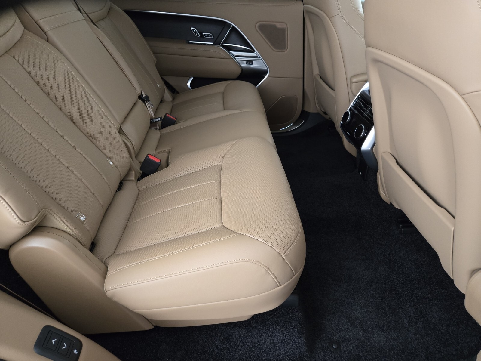 2025 Land Rover Range Rover SE photo 17
