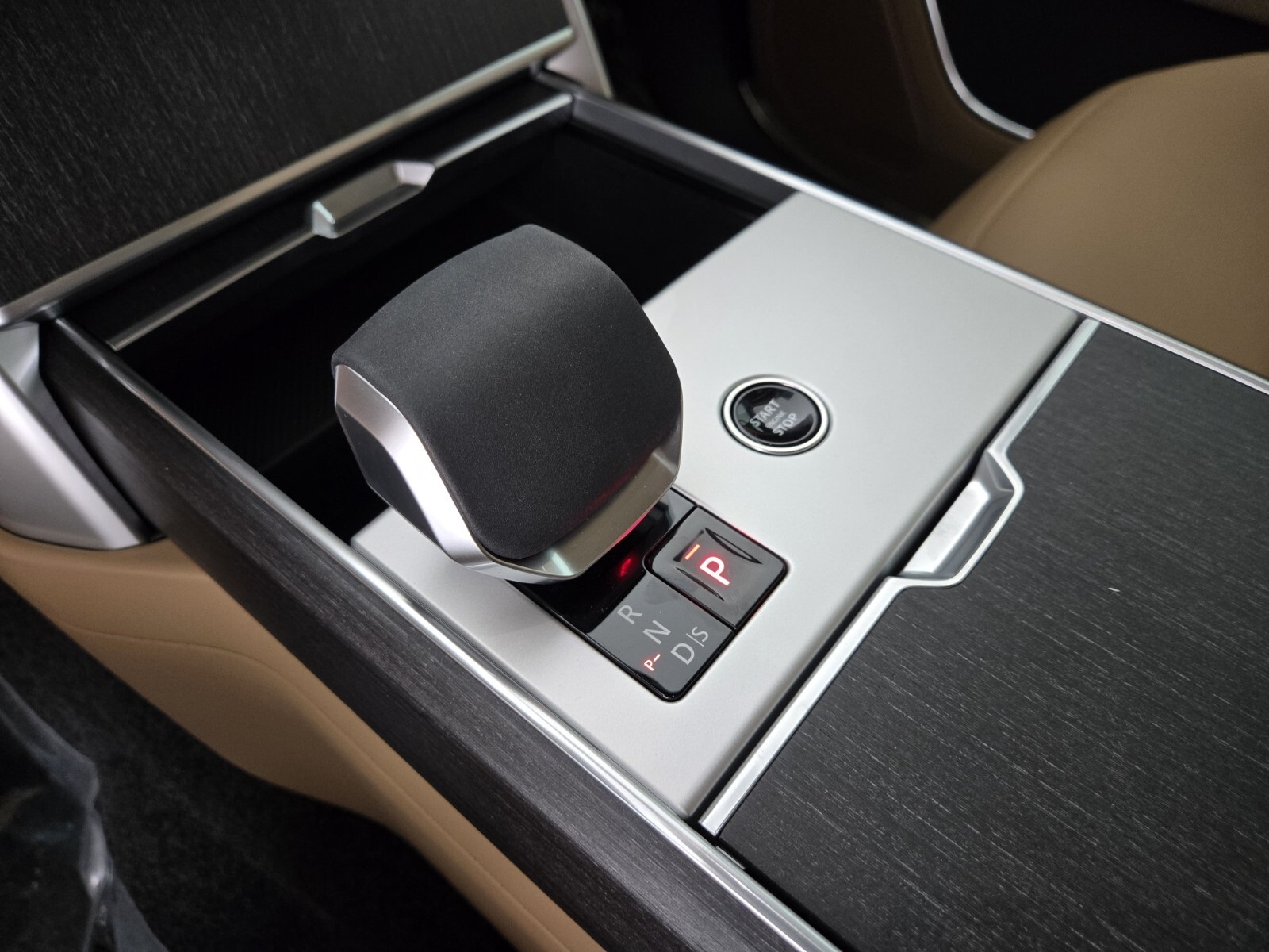 2025 Land Rover Range Rover SE photo 23