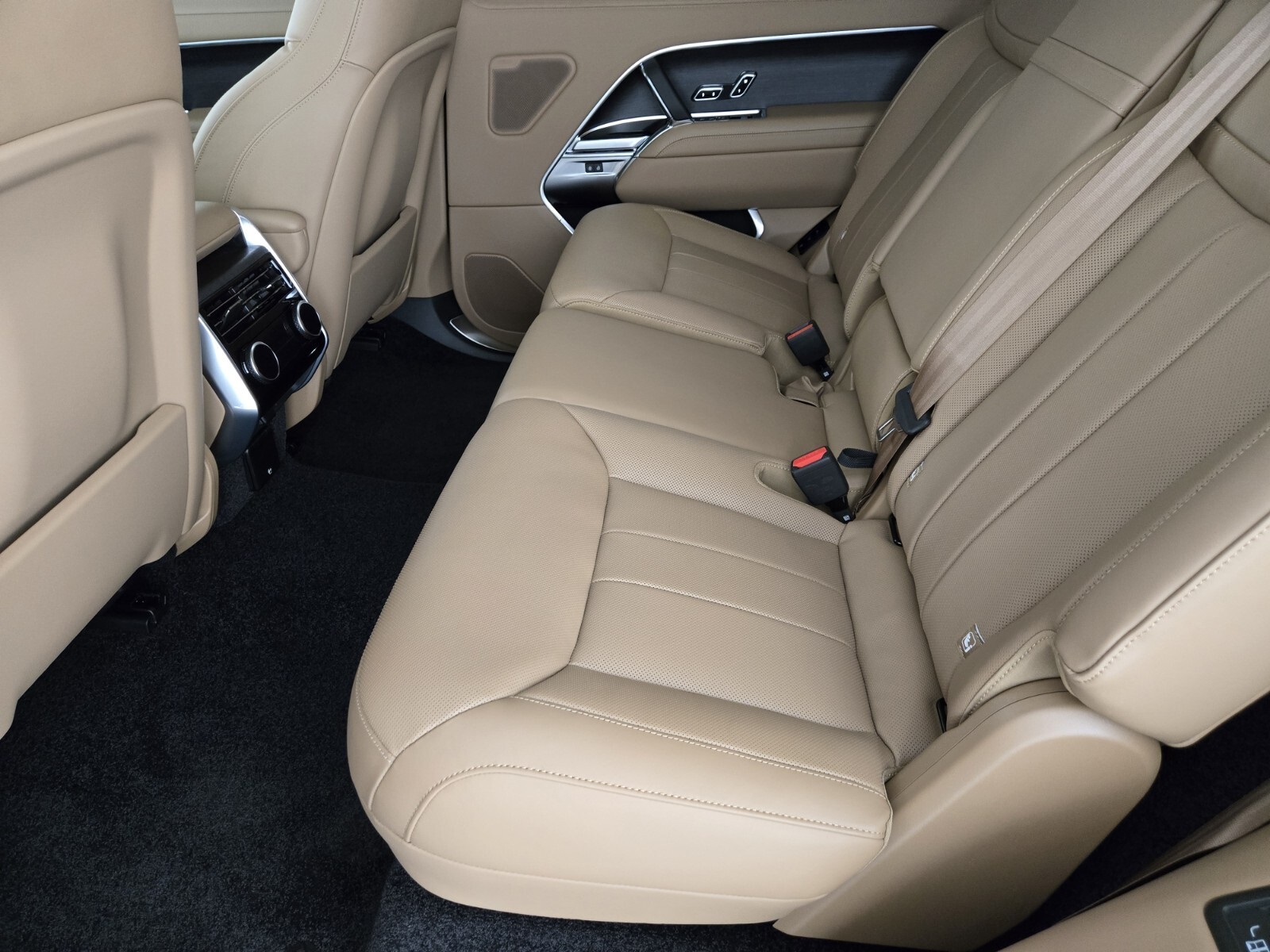 2025 Land Rover Range Rover SE photo 5