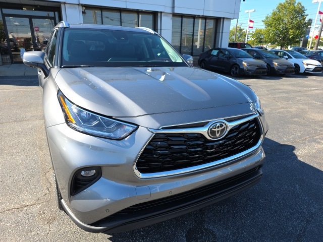 2025 Toyota Highlander Limited photo 2