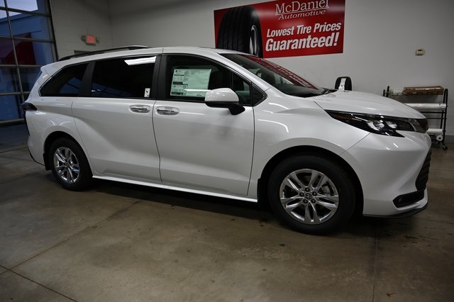 2026 Toyota Sienna XLE photo 4