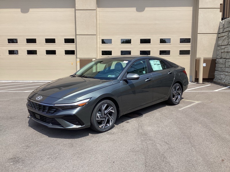 2025 Hyundai Elantra Limited photo 3