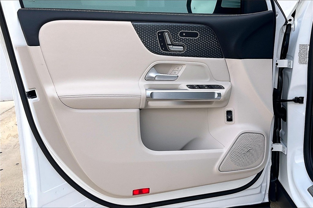 2025 Mercedes Benz GLB 250 photo 10