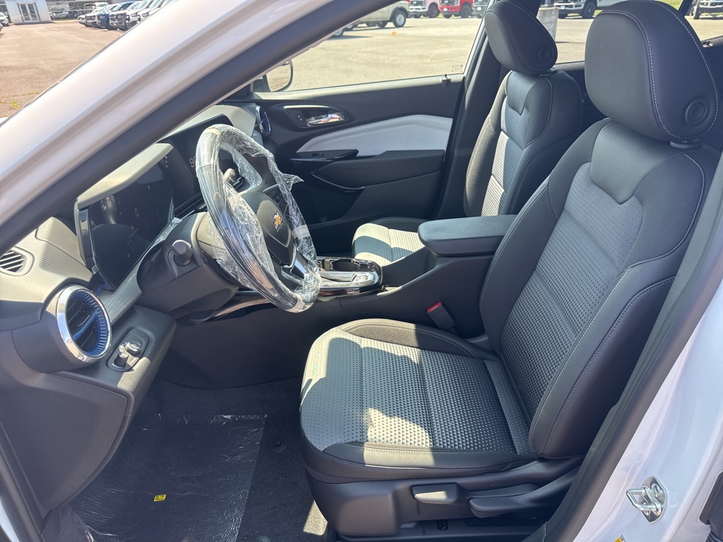 2025 Chevrolet Trax LT photo 2