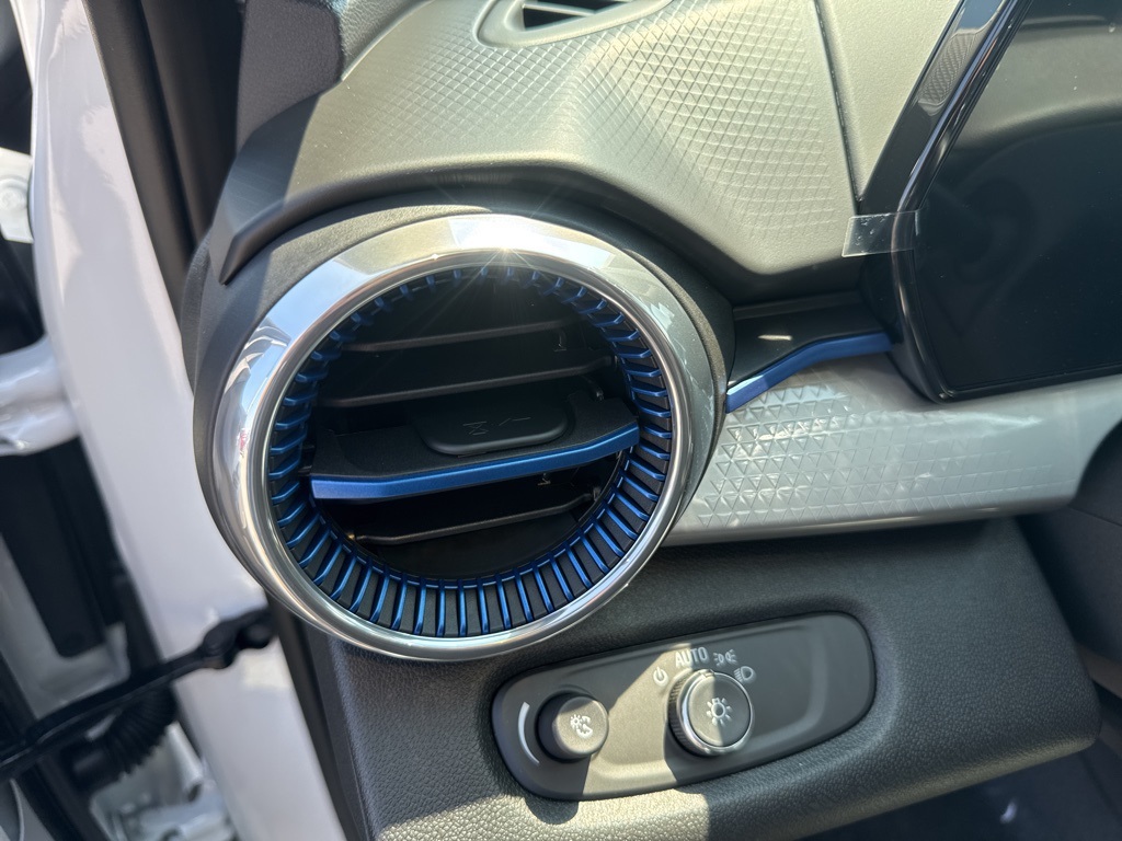 2025 Chevrolet Trax LT photo 4
