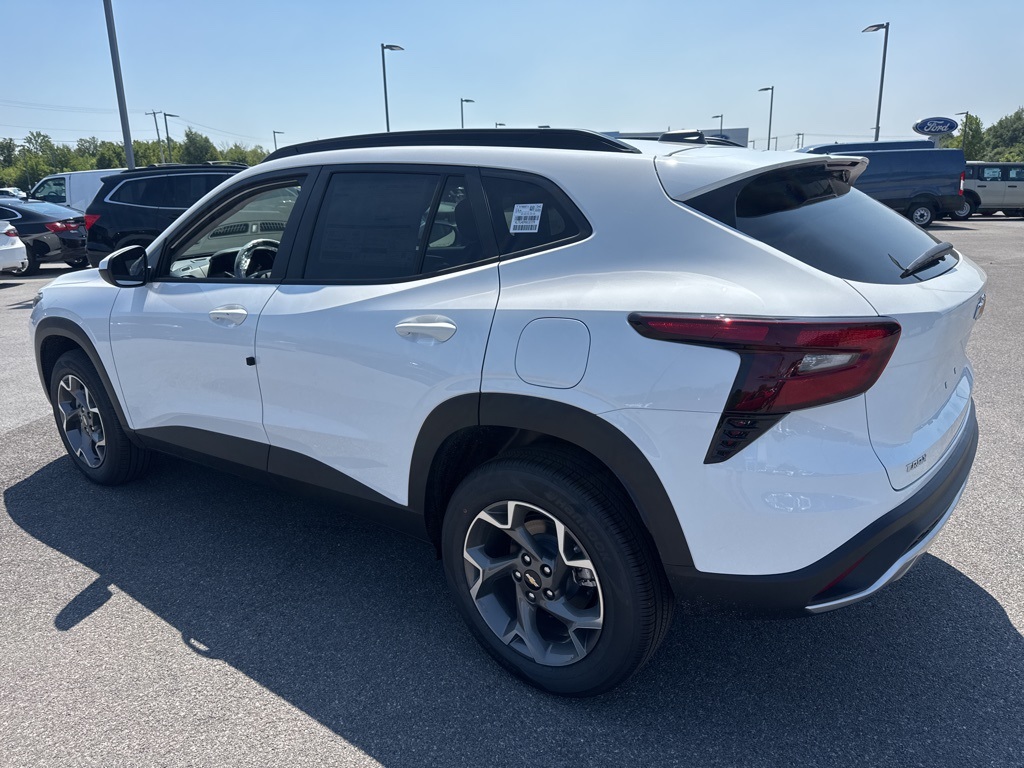 2025 Chevrolet Trax LT photo 13