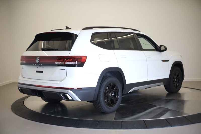 2025 Volkswagen Atlas Peak Edition SE photo 2