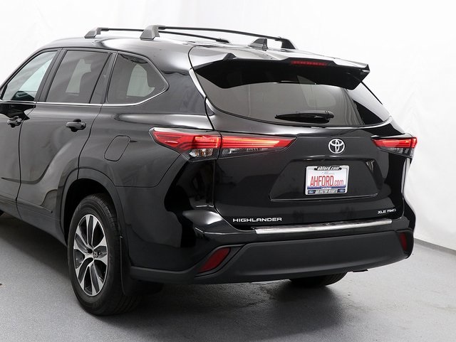 2023 Toyota Highlander XLE photo 2