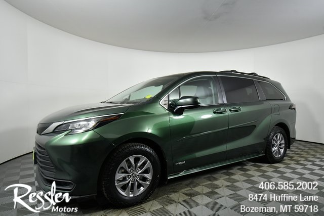 2021 Toyota Sienna LE's photo