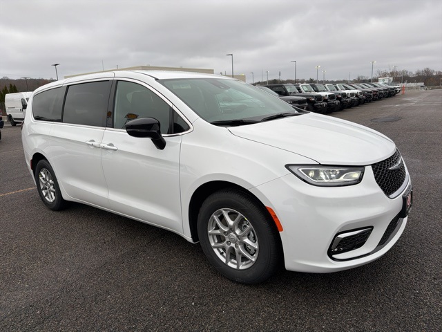 2026 Chrysler Pacifica Select's photo