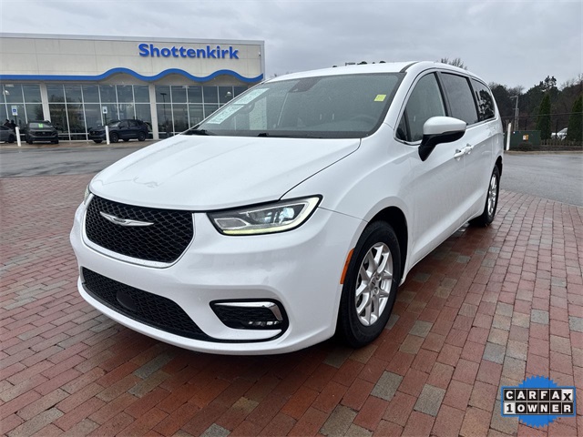 2023 Chrysler Pacifica Touring's photo