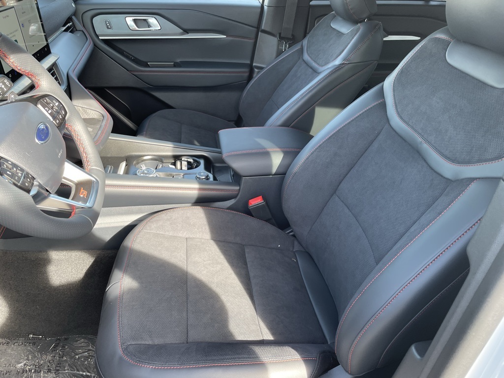 2025 Ford Explorer ST photo 4