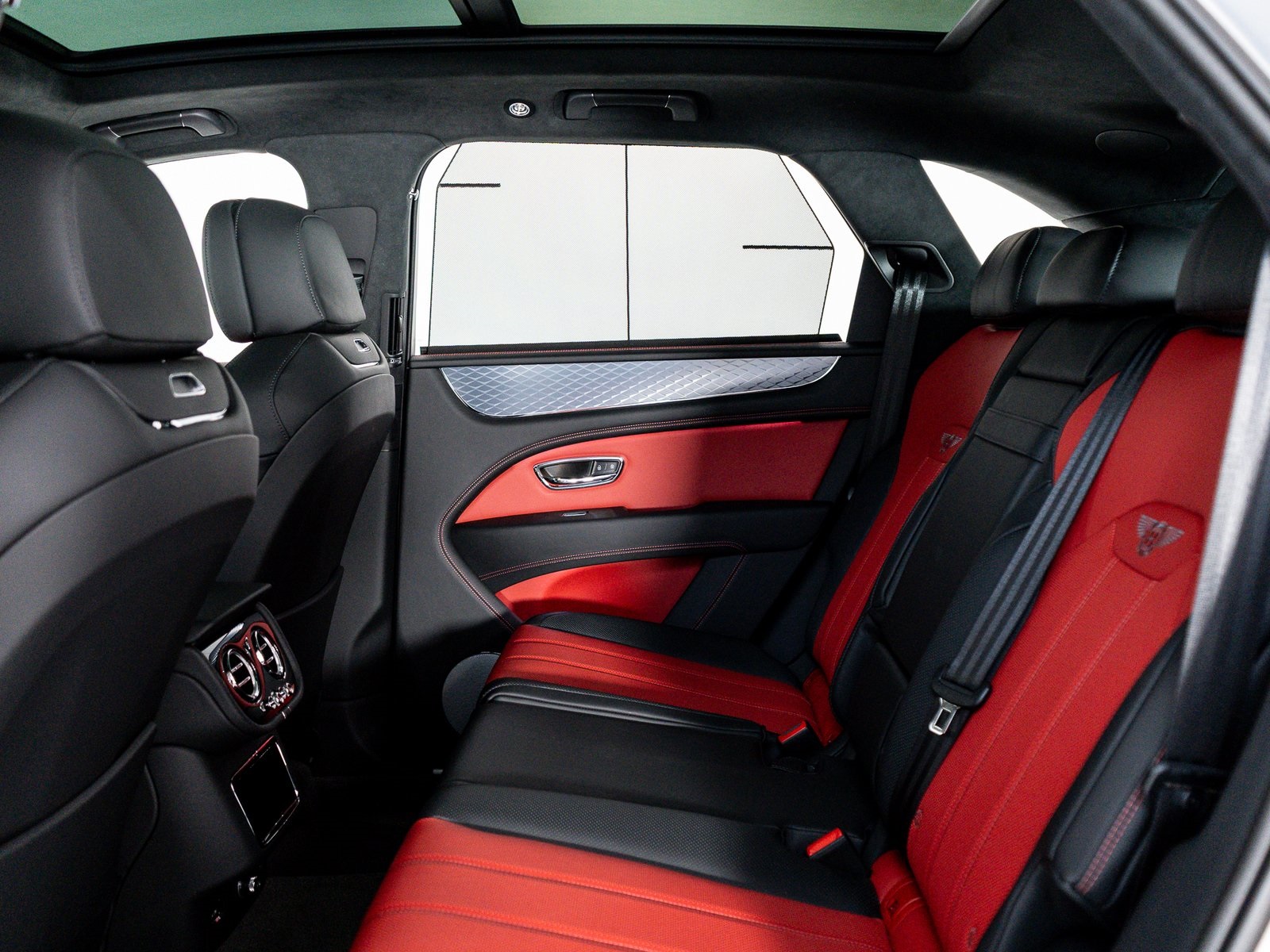 2025 Bentley Bentayga V8 photo 18