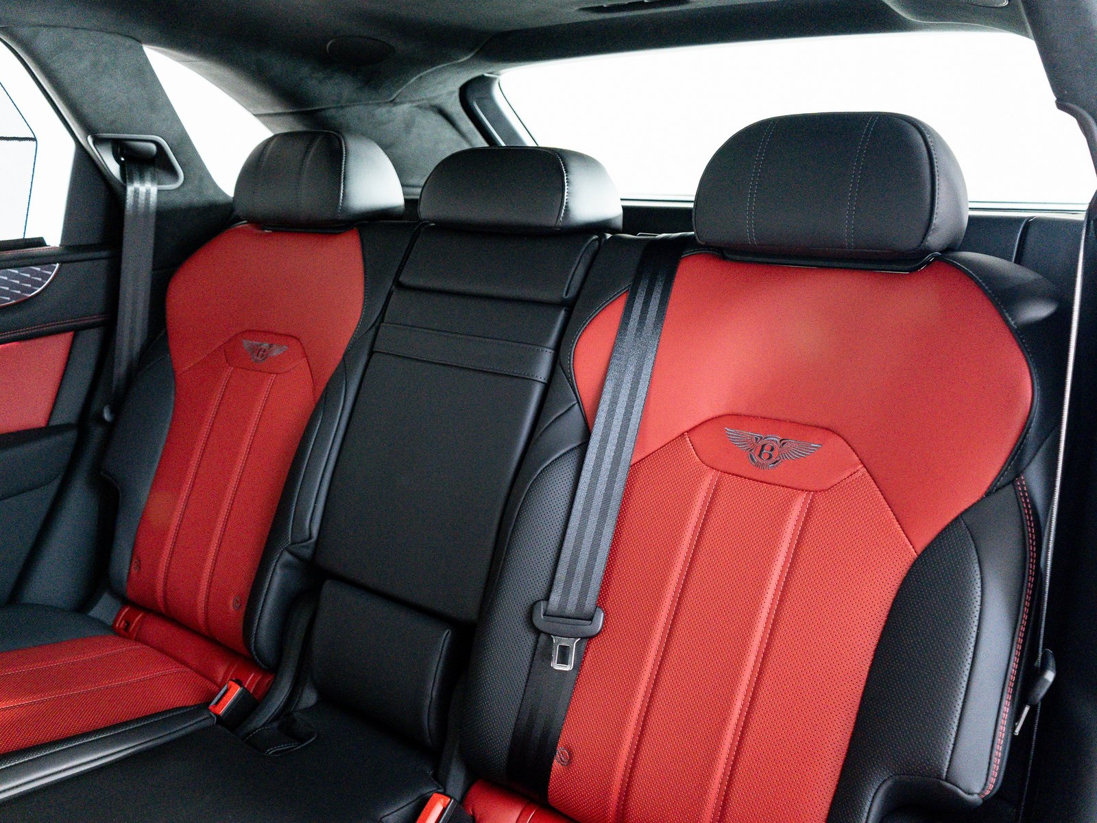 2025 Bentley Bentayga V8 photo 19