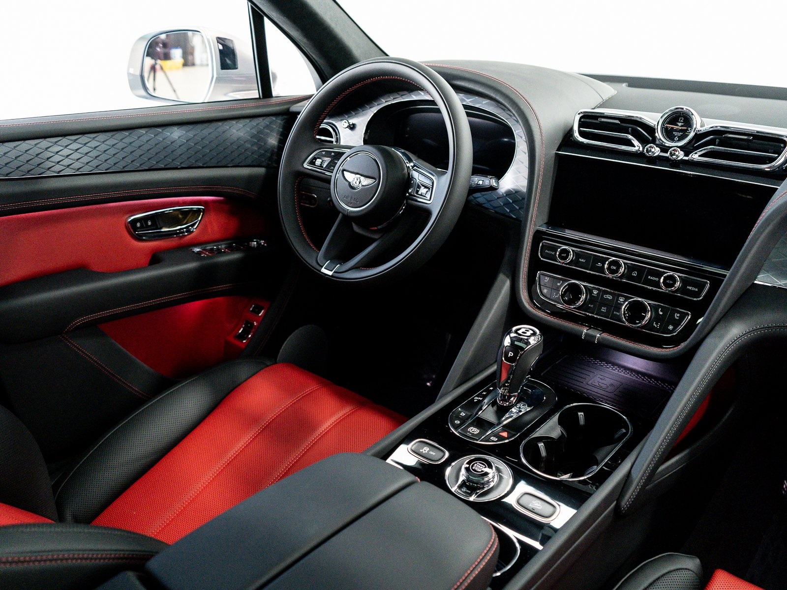 2025 Bentley Bentayga V8 photo 21