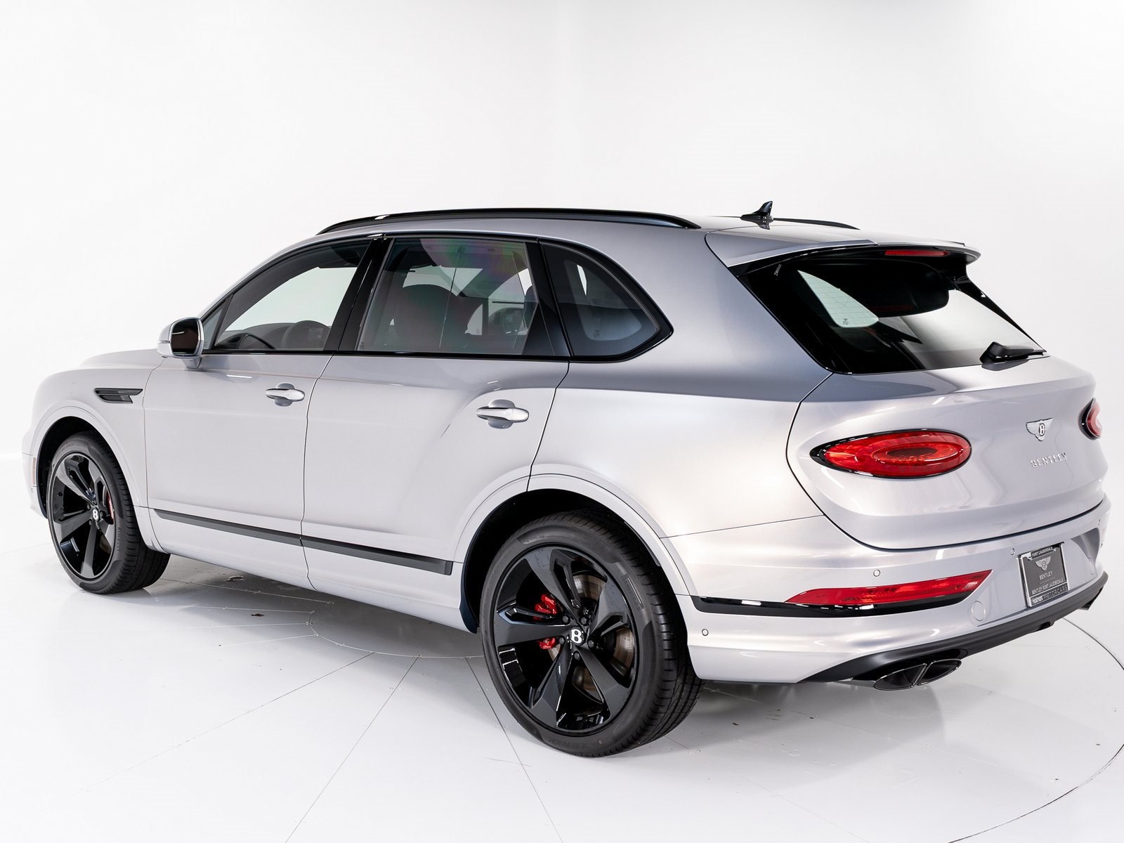 2025 Bentley Bentayga V8 photo 2