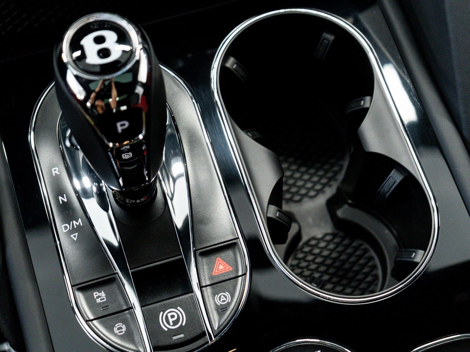 2025 Bentley Bentayga V8 photo 29