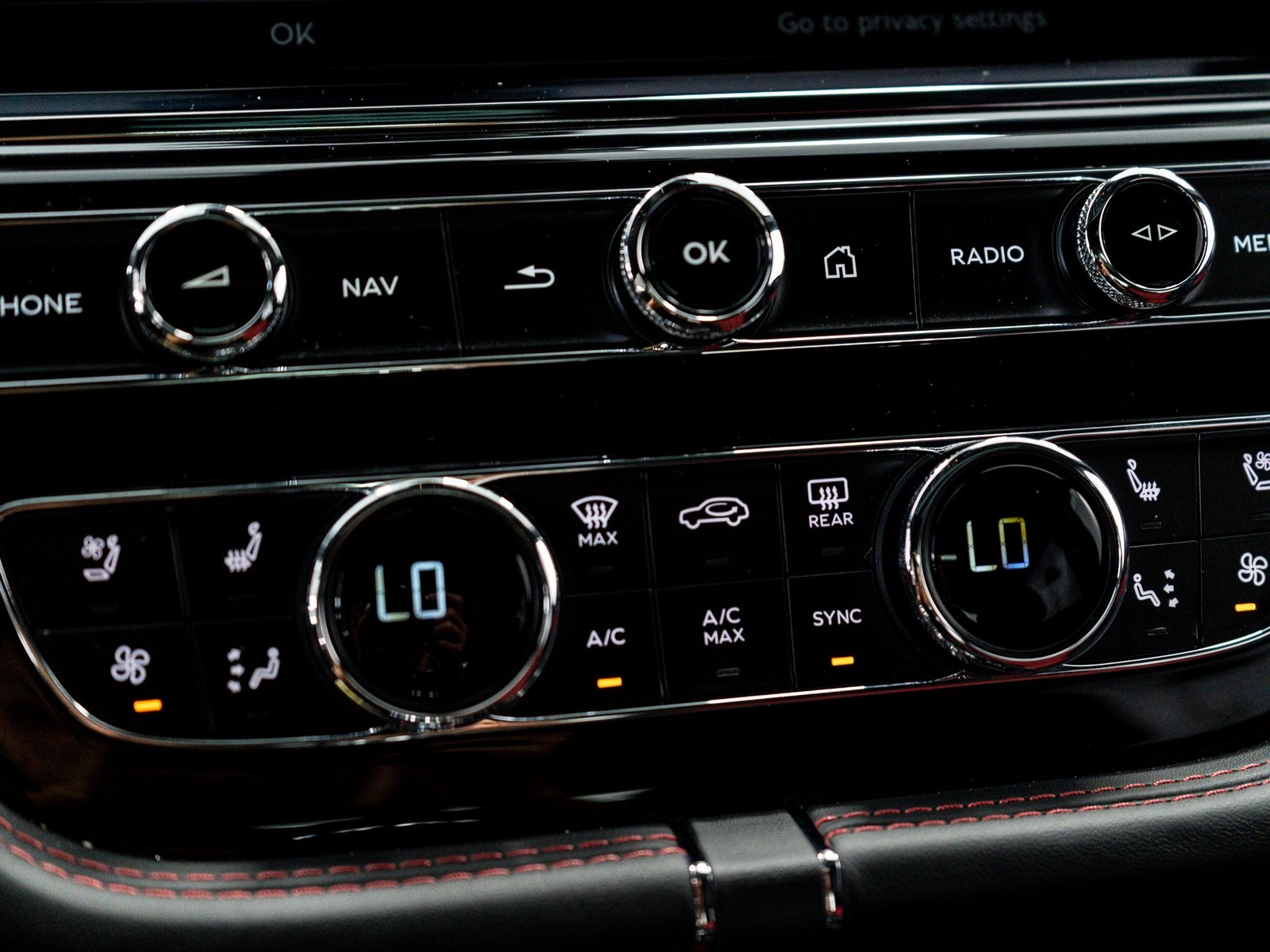 2025 Bentley Bentayga V8 photo 30