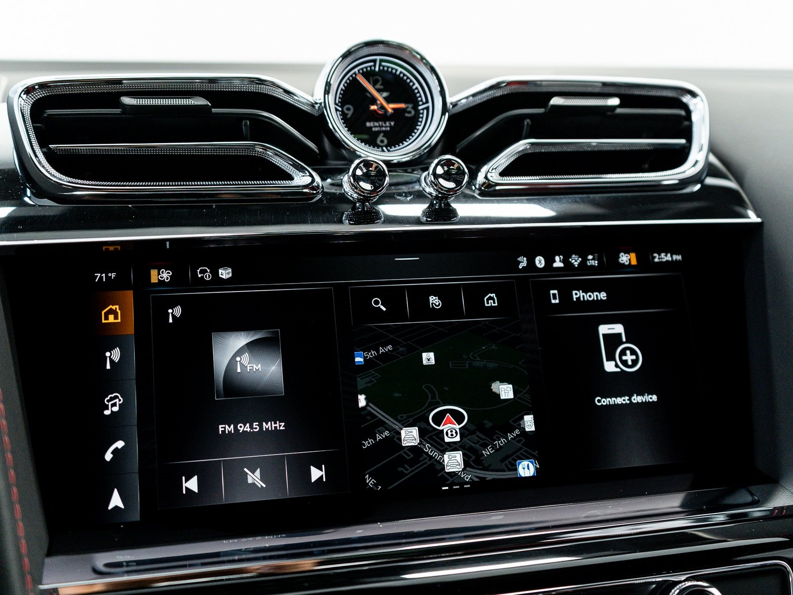 2025 Bentley Bentayga V8 photo 32