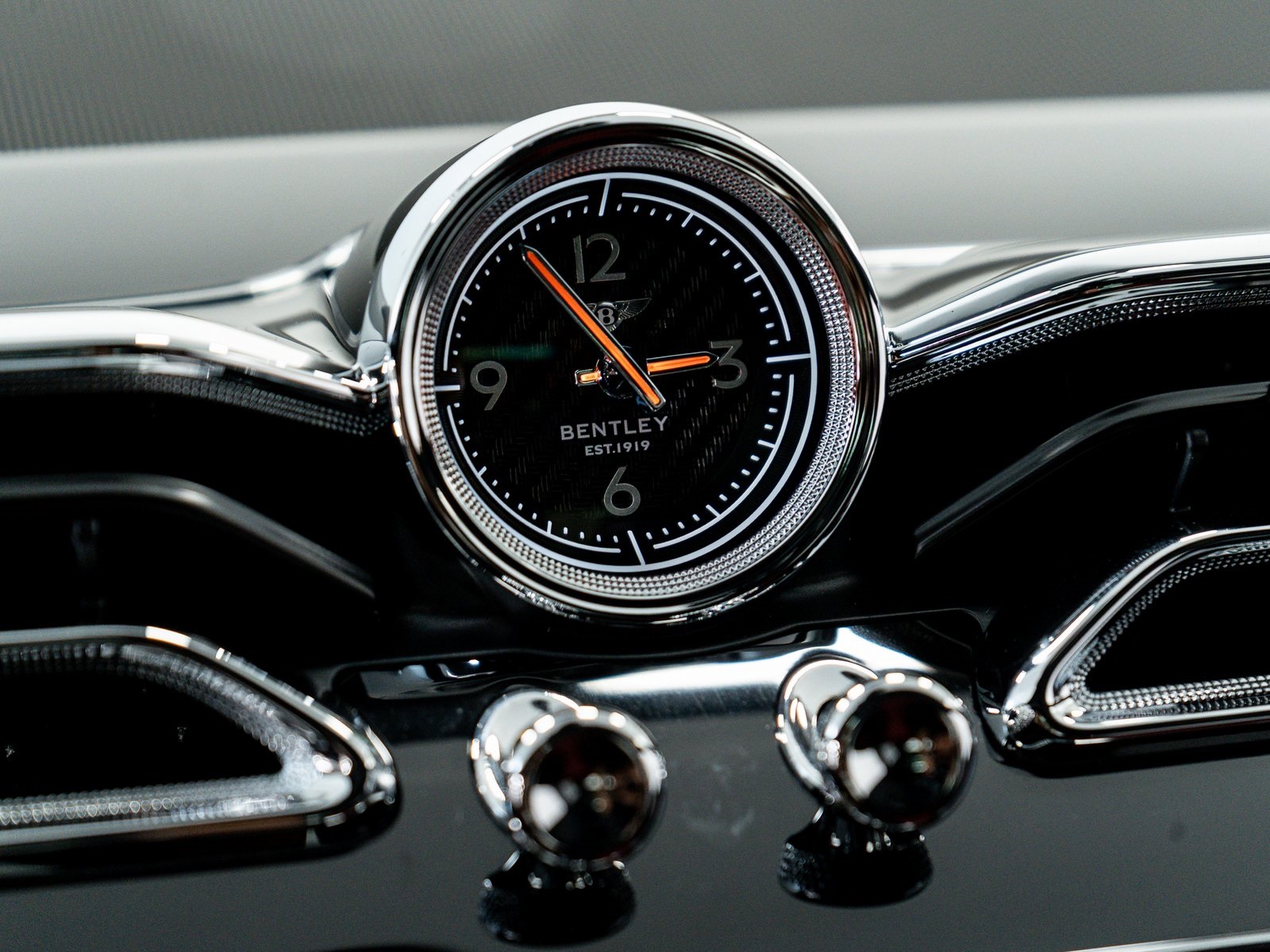 2025 Bentley Bentayga V8 photo 33