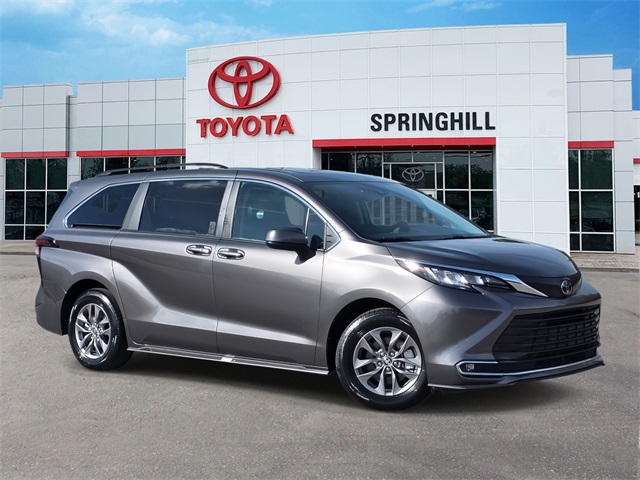 2023 Toyota Sienna XLE's photo