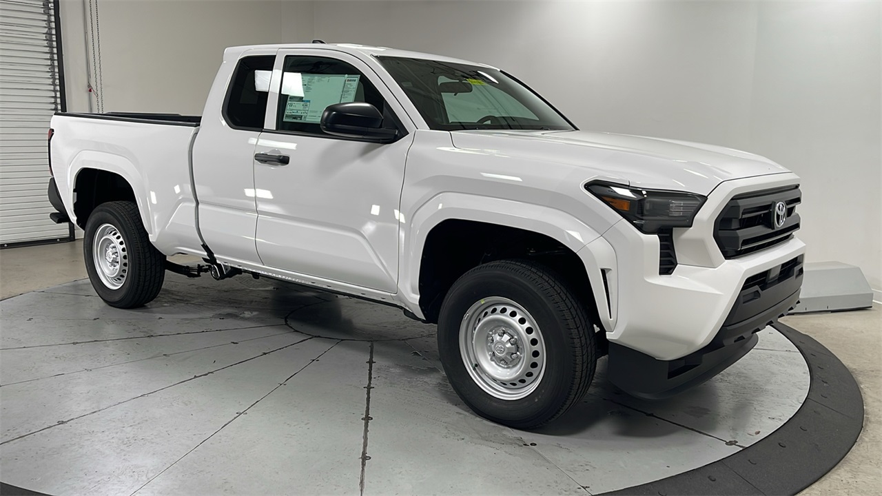 2025 Toyota Tacoma SR XtraCab photo 3