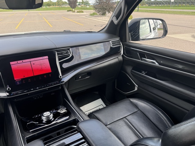 2023 Jeep Wagoneer Base