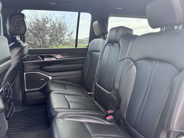 2023 Jeep Wagoneer Base