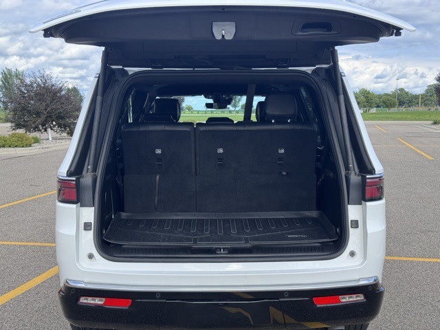 2023 Jeep Wagoneer Base
