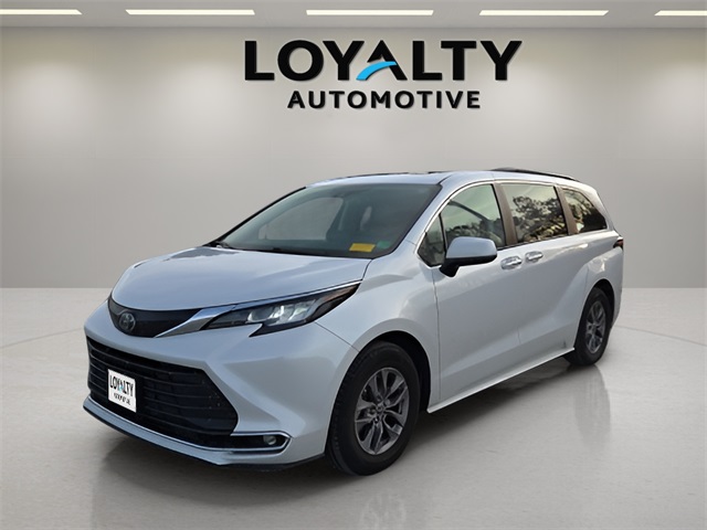 2022 Toyota Sienna XLE's photo