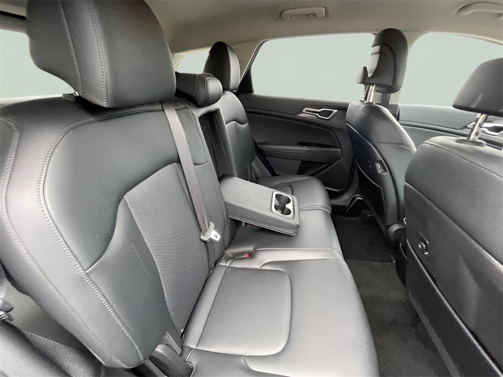 2023 Kia Sportage EX photo 2