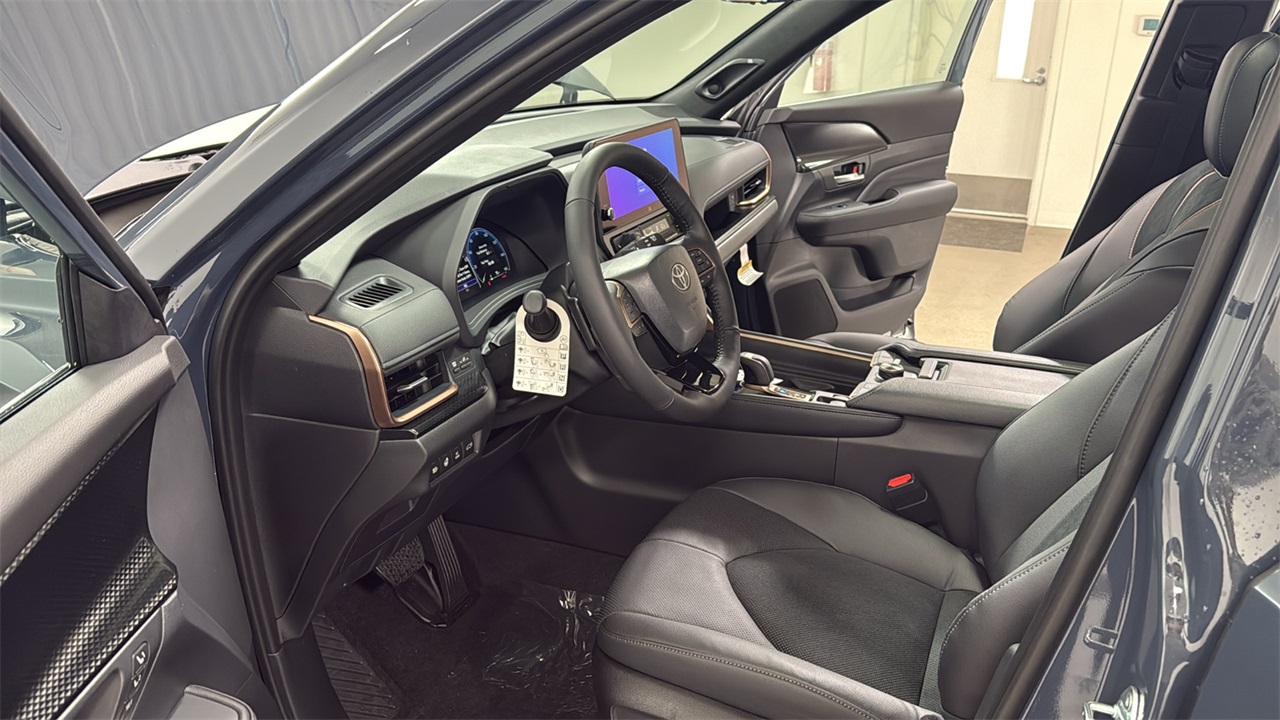 2026 Toyota Grand Highlander Hybrid MAX Platinum photo 9