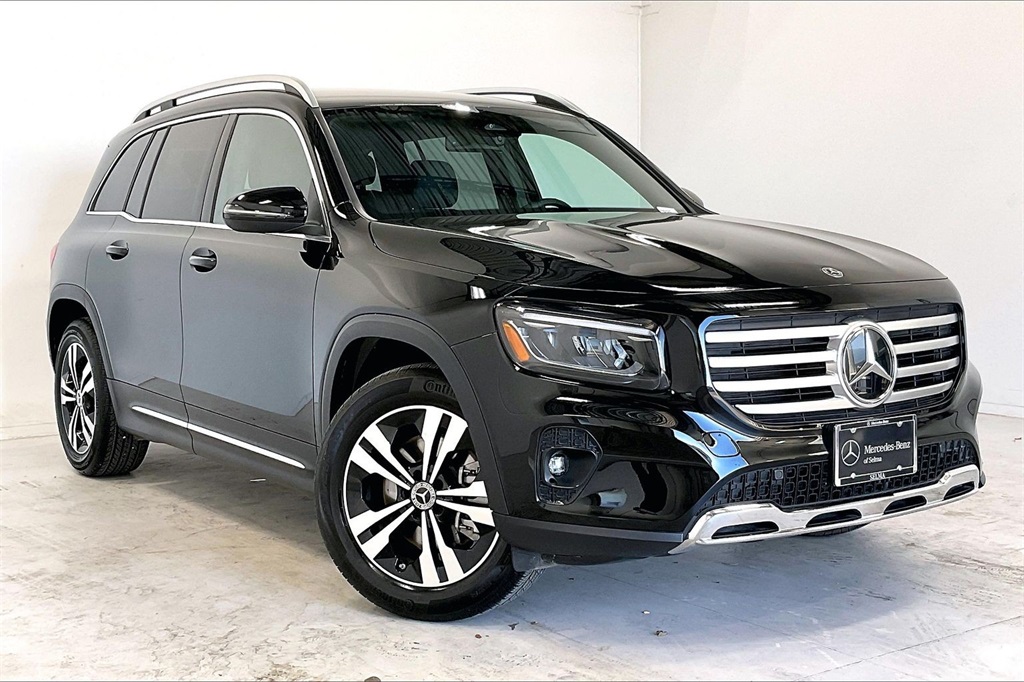 2025 Mercedes Benz C Sedan 300 photo 4