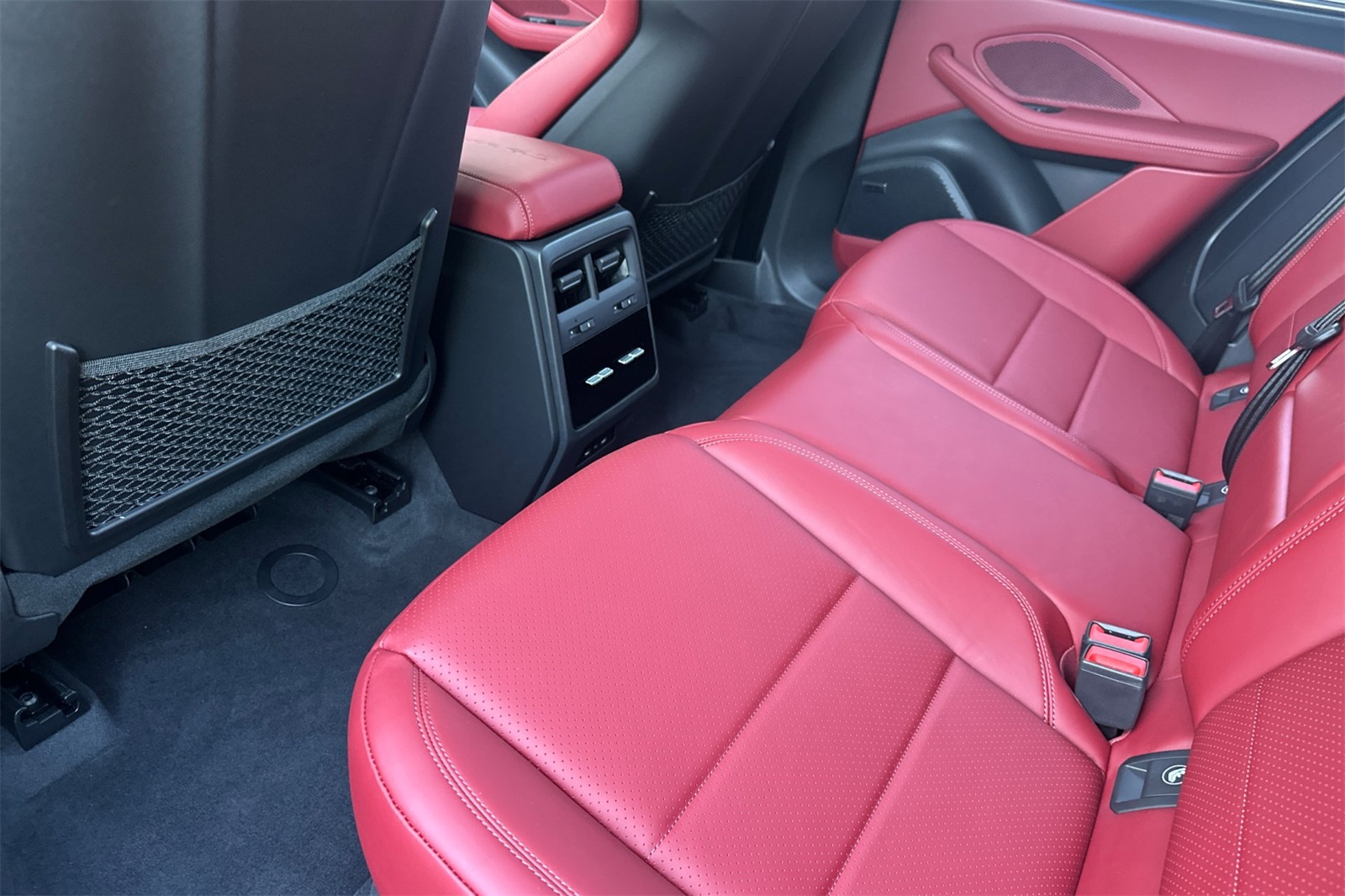 2025 Porsche Macan Electric photo 14
