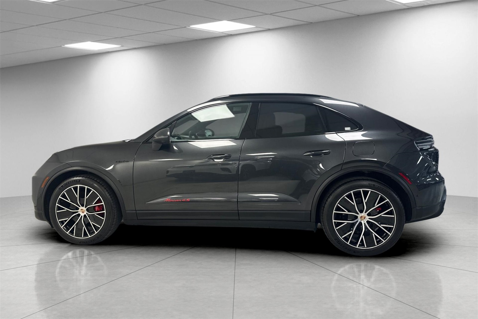 2025 Porsche Macan Electric photo 2