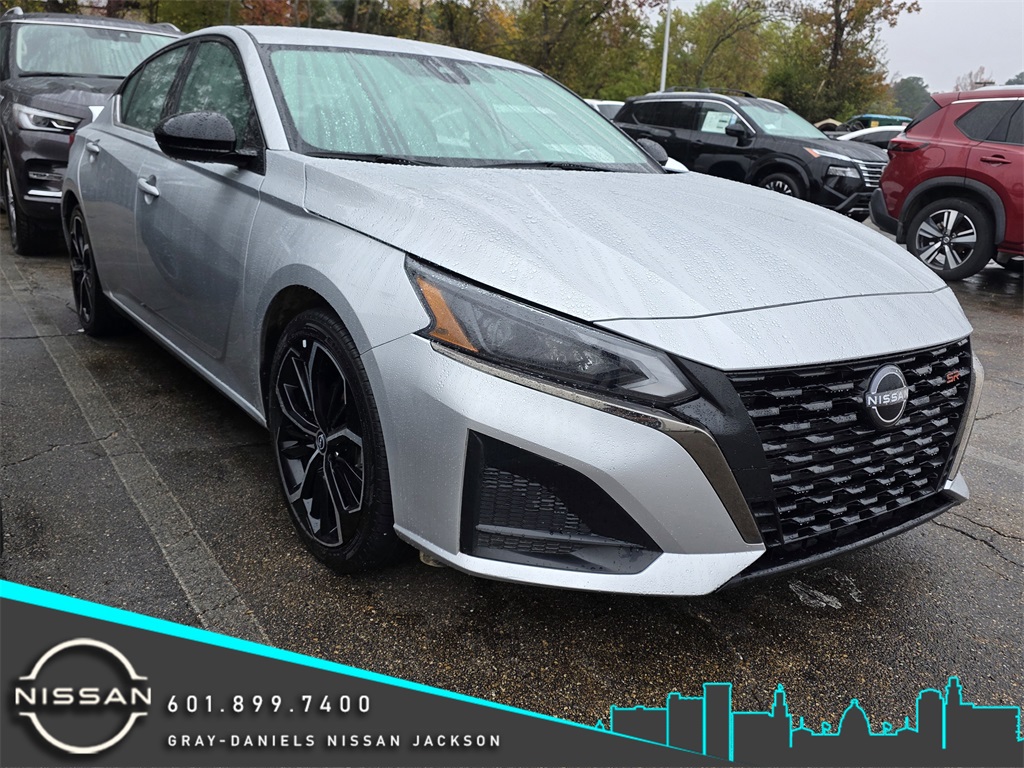 2023 Nissan Altima SR's photo