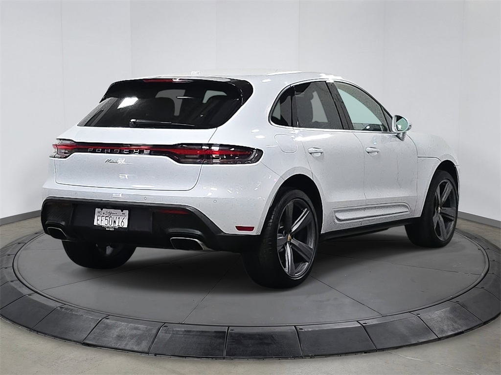 2024 Porsche Macan photo 2
