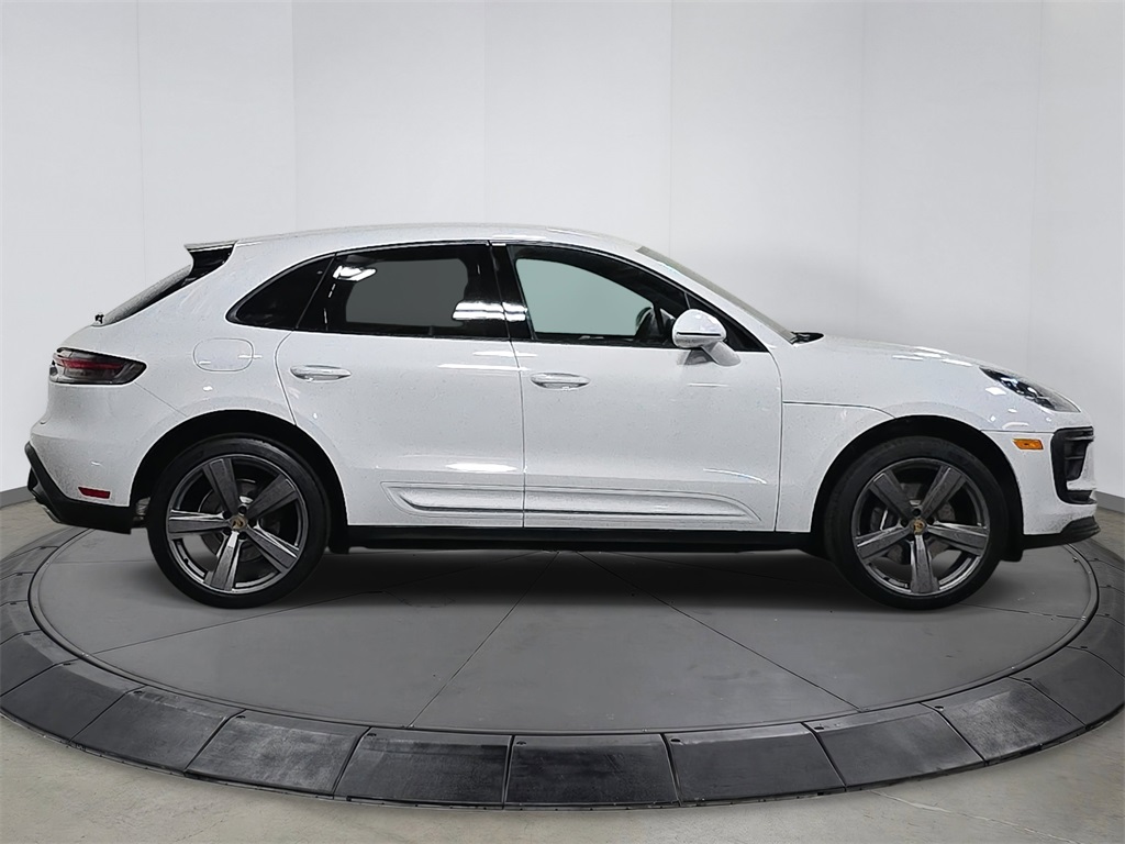 2024 Porsche Macan photo 3