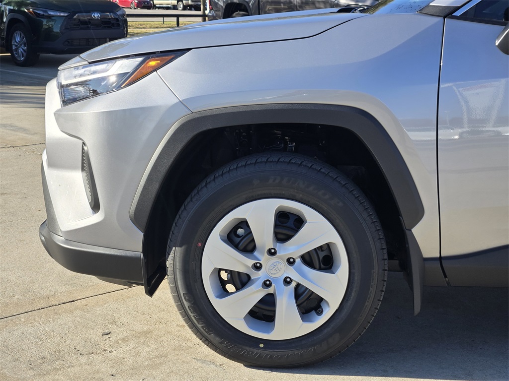 2025 Toyota RAV4 LE photo 4