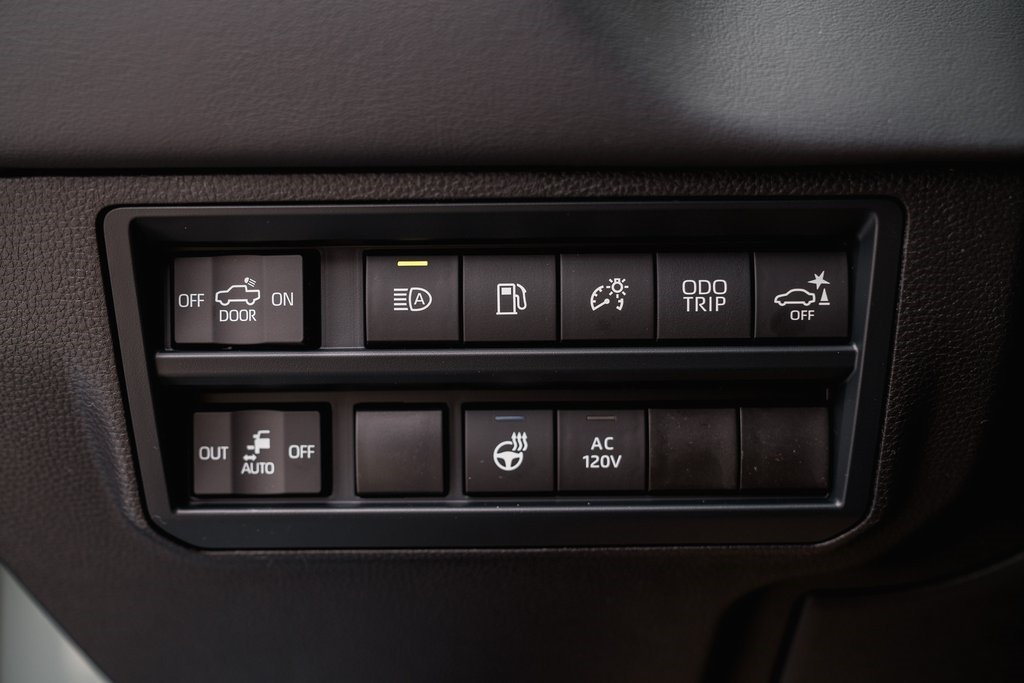 2025 Toyota Tundra Platinum CrewMax photo 12