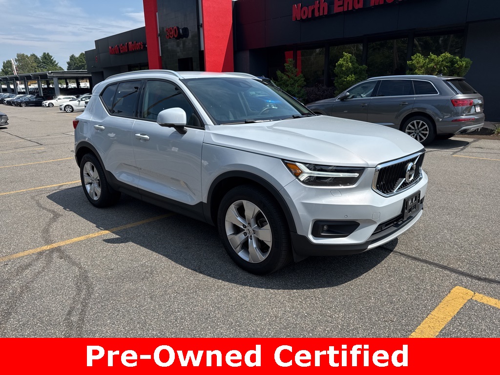 2022 Glacier Silver Metallic Volvo XC40 Momentum SUV