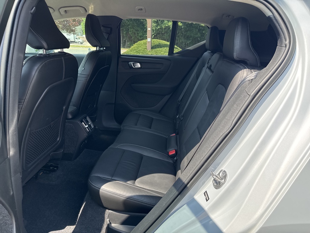 2022 Glacier Silver Metallic Volvo XC40 Momentum AWD SUV