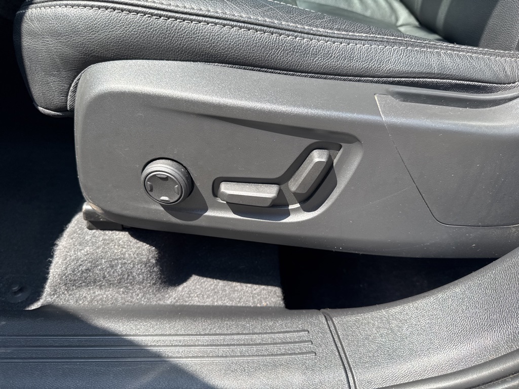 2022 Glacier Silver Metallic Volvo XC40 Momentum AWD SUV
