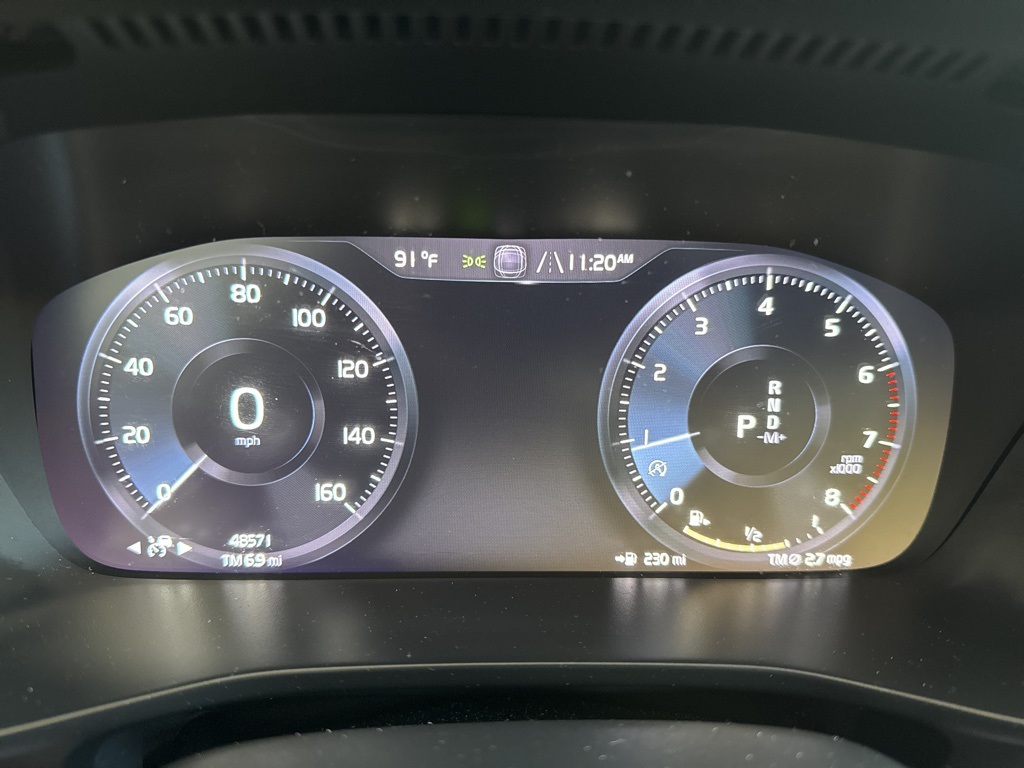 2022 Glacier Silver Metallic Volvo XC40 Momentum AWD SUV