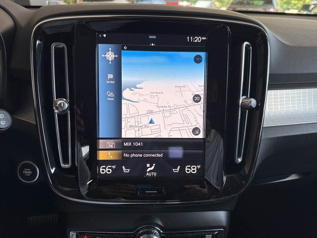 2022 Glacier Silver Metallic Volvo XC40 Momentum AWD SUV