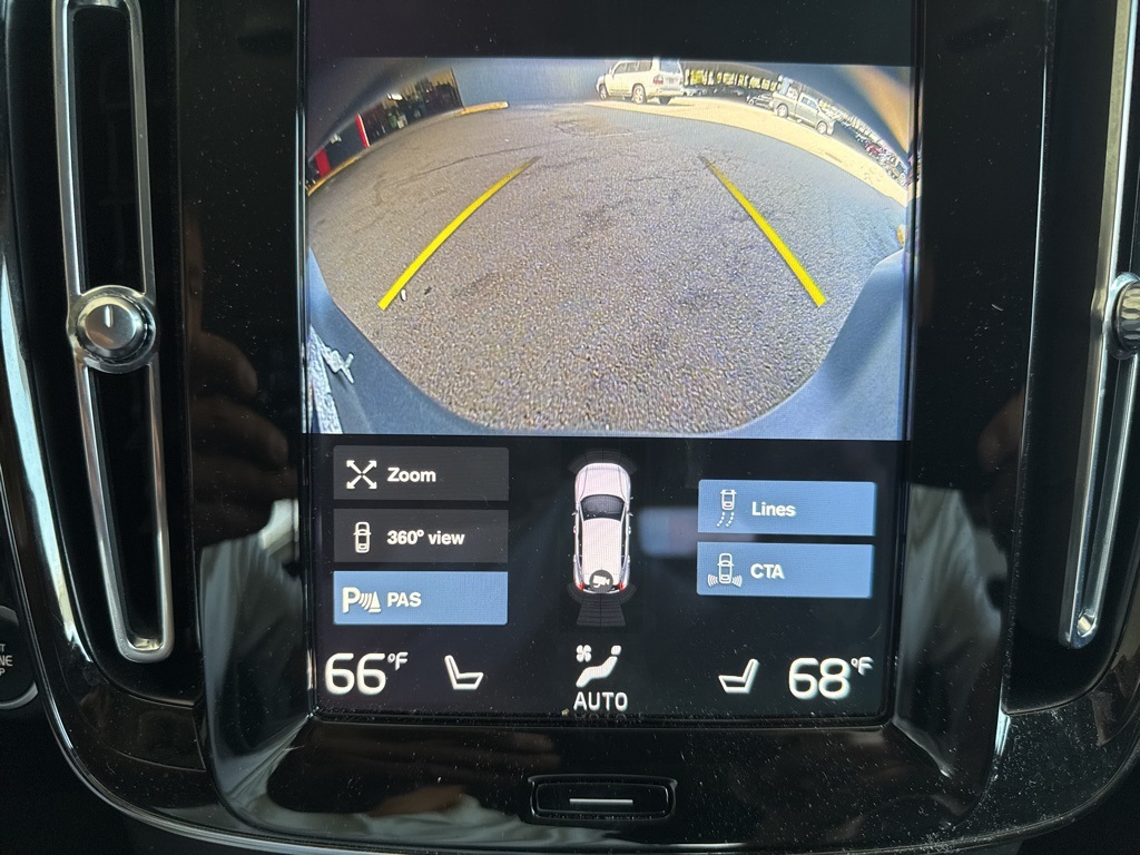 2022 Glacier Silver Metallic Volvo XC40 Momentum AWD SUV