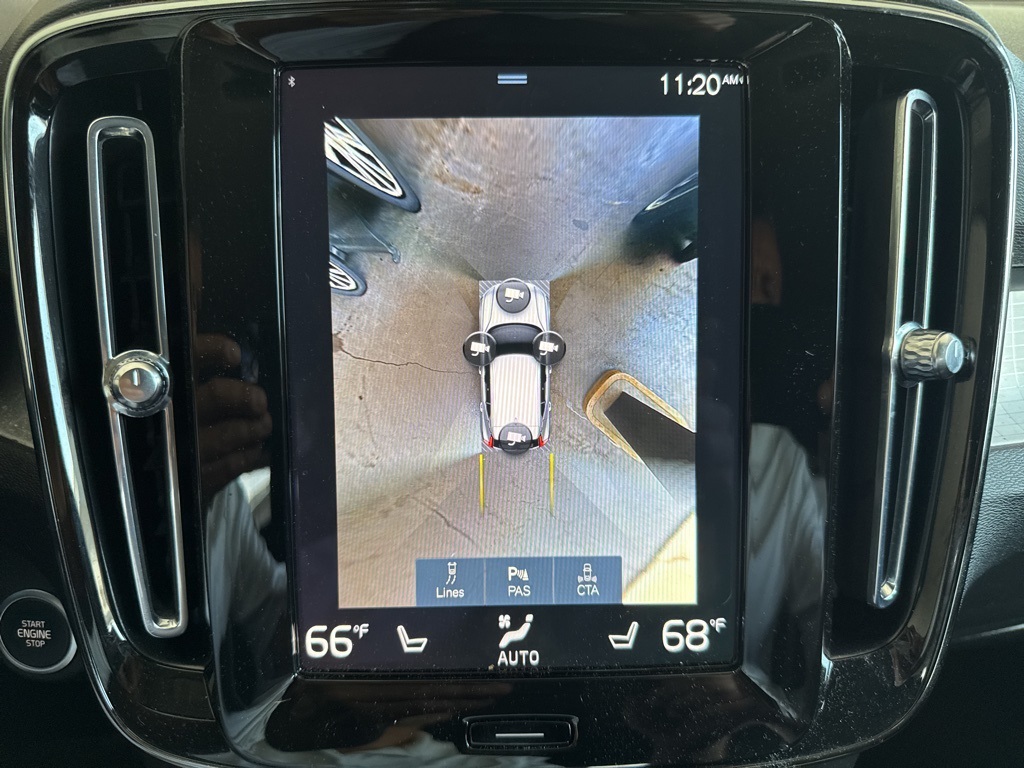2022 Glacier Silver Metallic Volvo XC40 Momentum AWD SUV