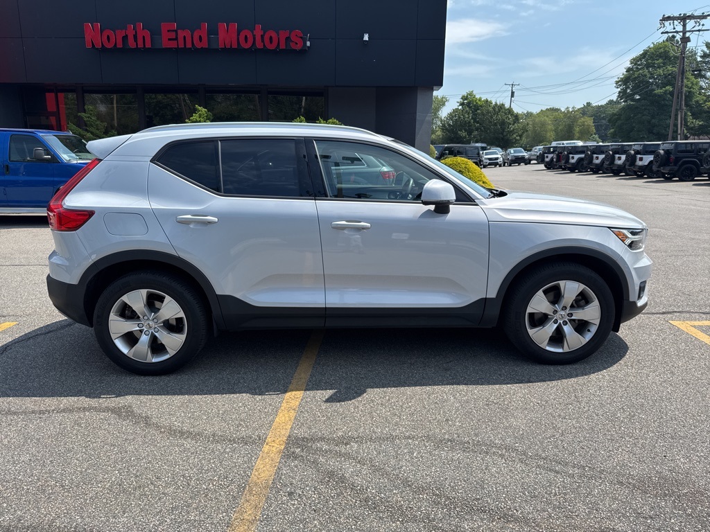2022 Glacier Silver Metallic Volvo XC40 Momentum AWD SUV