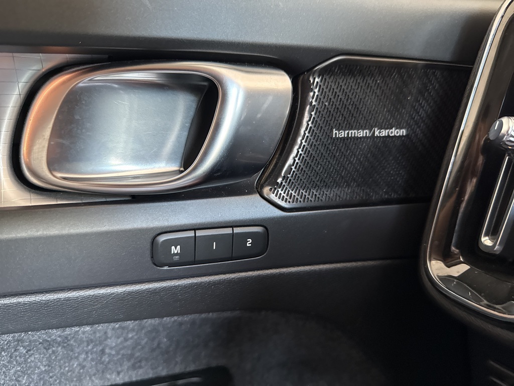 2022 Glacier Silver Metallic Volvo XC40 Momentum AWD SUV