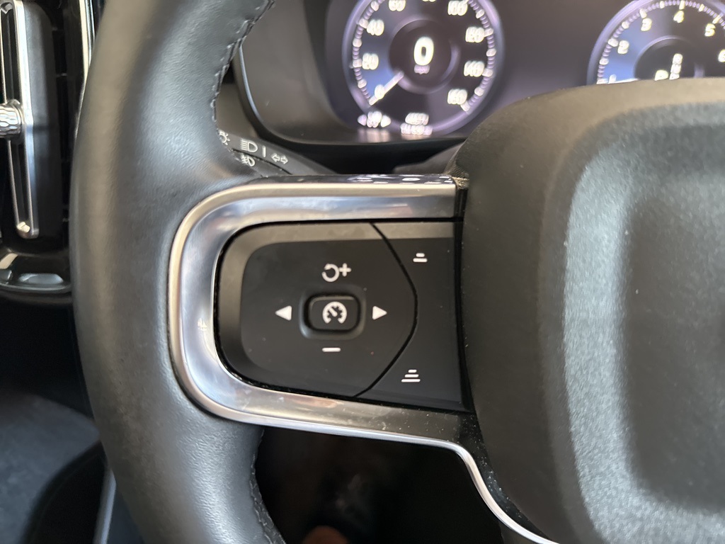 2022 Glacier Silver Metallic Volvo XC40 Momentum AWD SUV